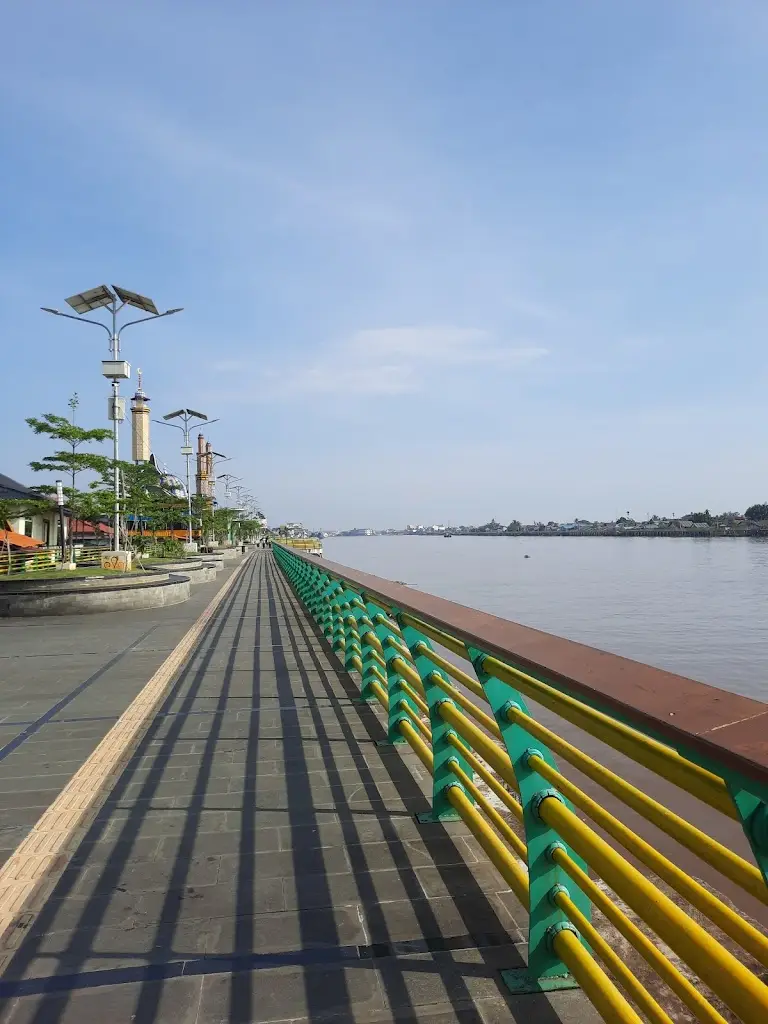 Waterfront Pontianak, Gg. Bayu I No.10, RT.04/RW.VII, Benua Melayu Laut, Kec. Pontianak Sel., Kota Pontianak, Kalimantan Barat 78123, Indonesia