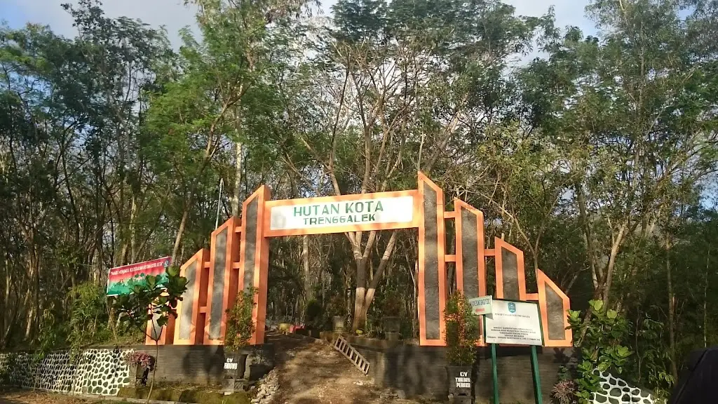 WPX3+9PH Wisata Hutan Kota Trenggalek, Jl. Hayam Wuruk, Area Hutan, Ngantru, Kec. Trenggalek, Kabupaten Trenggalek, Jawa Timur 66311, Indonesia