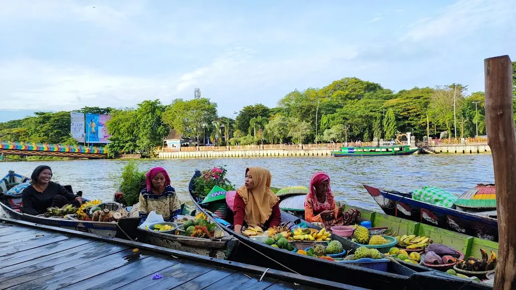 MHMV+56J Wisata Pasar Terapung Siring, Jalan Piere Tendean Sungai Martapura,, Gadang, Kec. Banjarmasin Tengah, Kota Banjarmasin, Kalimantan Selatan 70123, Indonesia